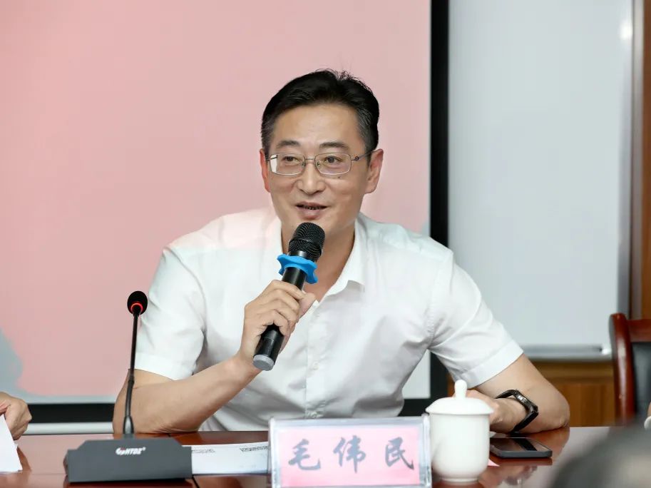 毛伟民副主委主持开班式.