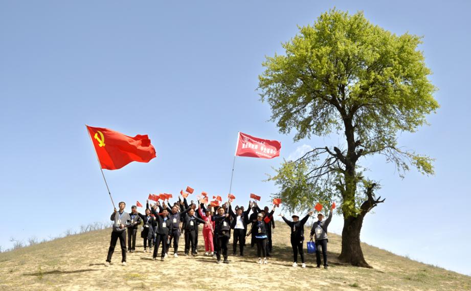 学习了情景教学课,体会了长征的艰辛,在党旗的指引下,大家热情高涨