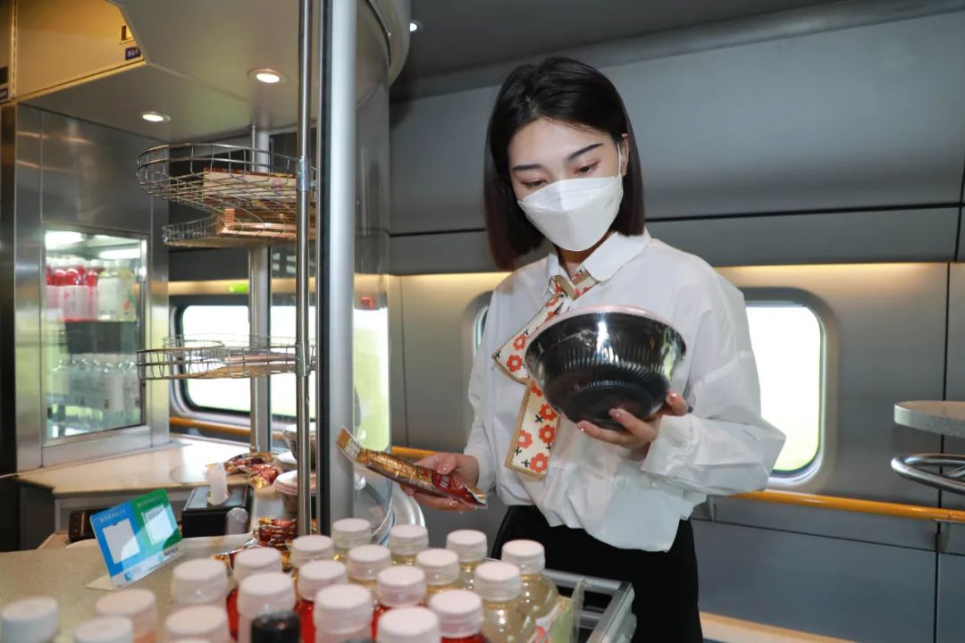 员送餐或是前往餐车售货区域购买餐食高铁餐车有营养的冷链盒饭品种