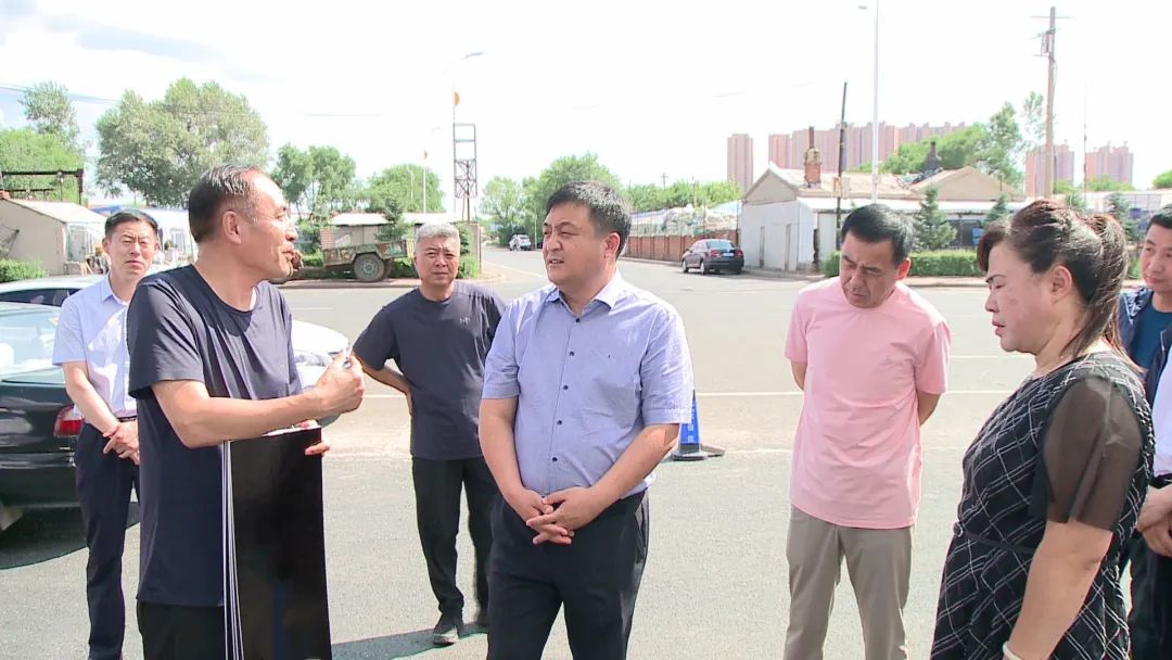 栾云巍深入讷河一中新建项目现场办公