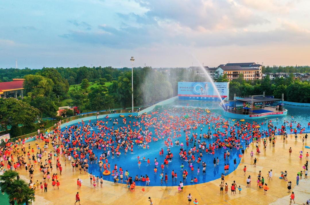 镜头下的荆州消暑荆夏悦兮半岛水上乐园烟花秀引数万人夏夜狂欢