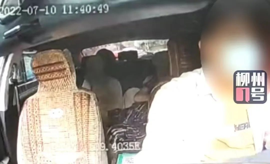 太突然！孕妇出租车上分娩宝宝哭了一会没声了…柳州的哥果断这样做！