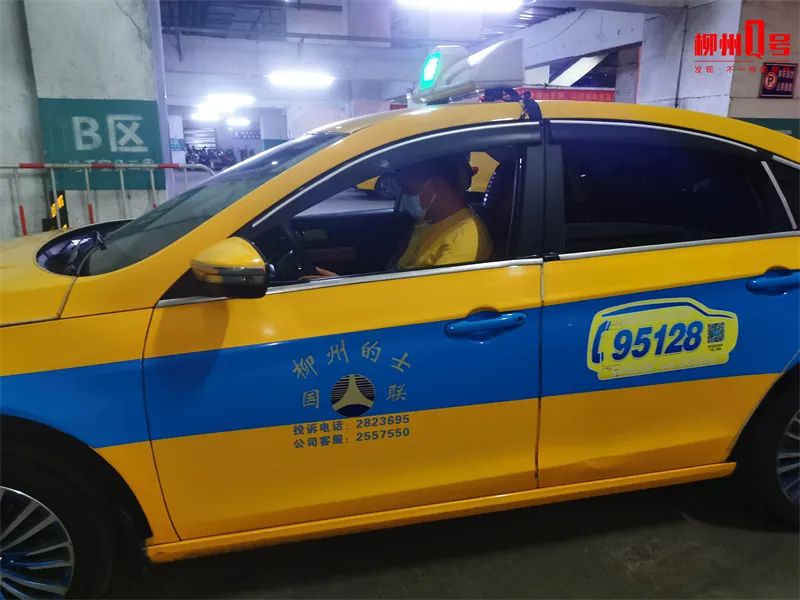 太突然孕妇出租车上分娩宝宝哭了一会没声了柳州的哥果断这样做