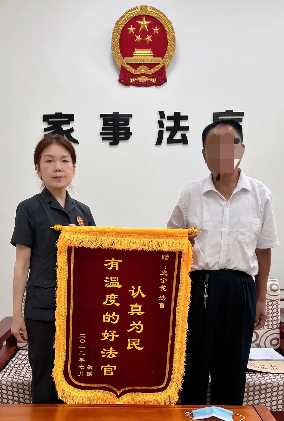 为群众办实事暴雨中七旬老人为法官送来锦旗