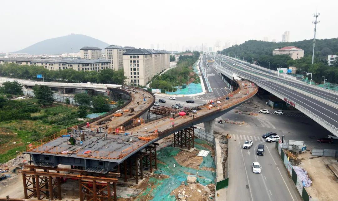 在既有三环南路跨线桥基础上增设匝道,工程衔接大学路与三环南路