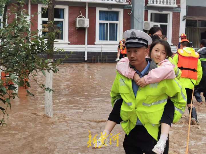 人墙护行，最美“摆渡”济南这场雨虽然很大，情却很暖澎湃号·媒体澎湃新闻 The Paper 4190