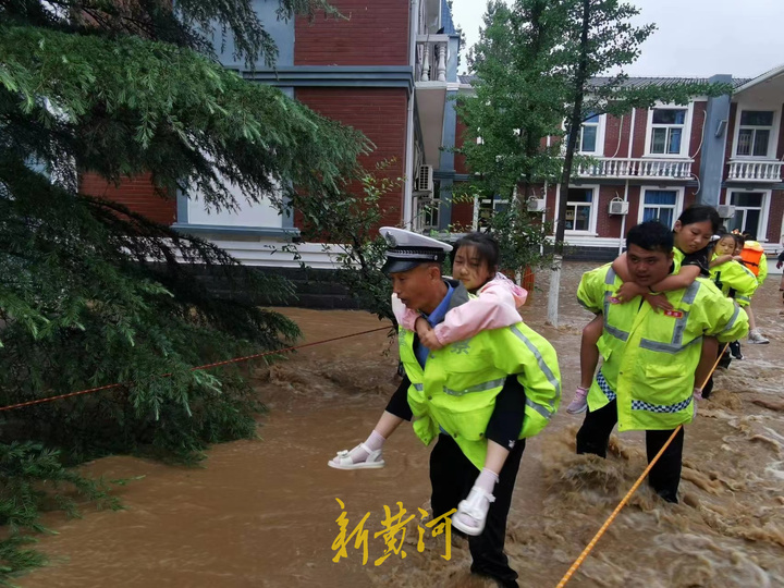 人墙护行，最美“摆渡”济南这场雨虽然很大，情却很暖澎湃号·媒体澎湃新闻 The Paper 6932