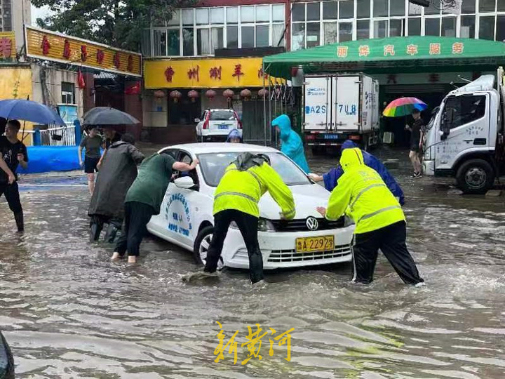 人墙护行，最美“摆渡”济南这场雨虽然很大，情却很暖澎湃号·媒体澎湃新闻 The Paper 8359