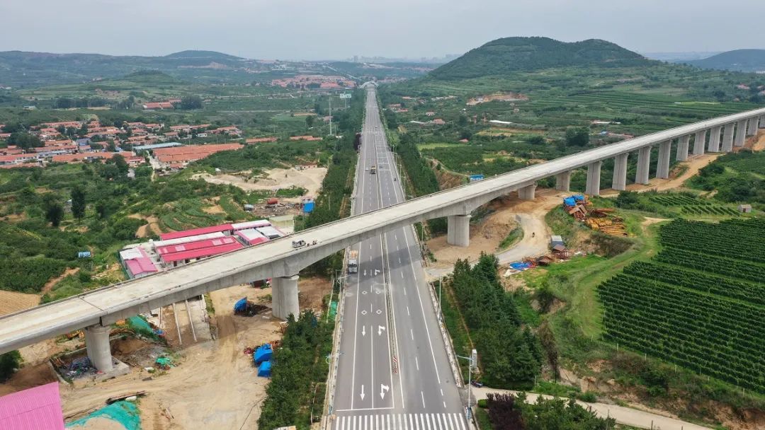 潍烟铁路范家店村特大桥跨517国道80米连续梁据悉,潍烟铁路项目部上