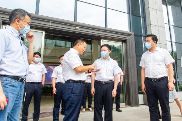 何朝晖督导调研新区送政策解难题优服务工作