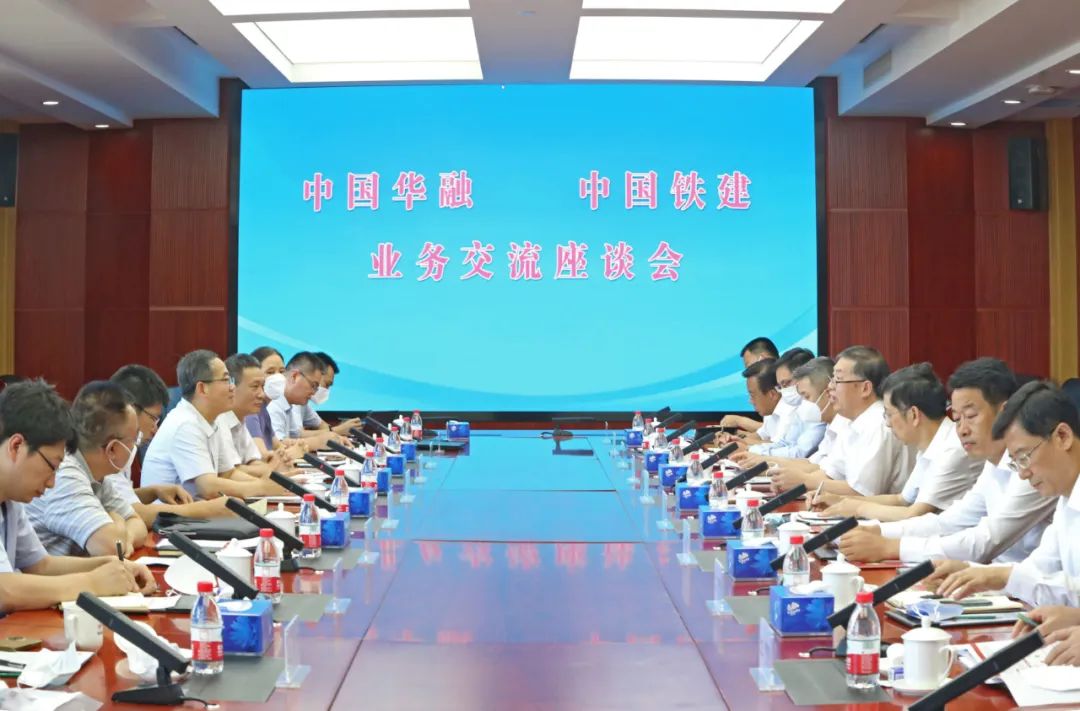 会谈现场庄尚标介绍了中国铁建的历史沿革,整体发展情况和主要业务