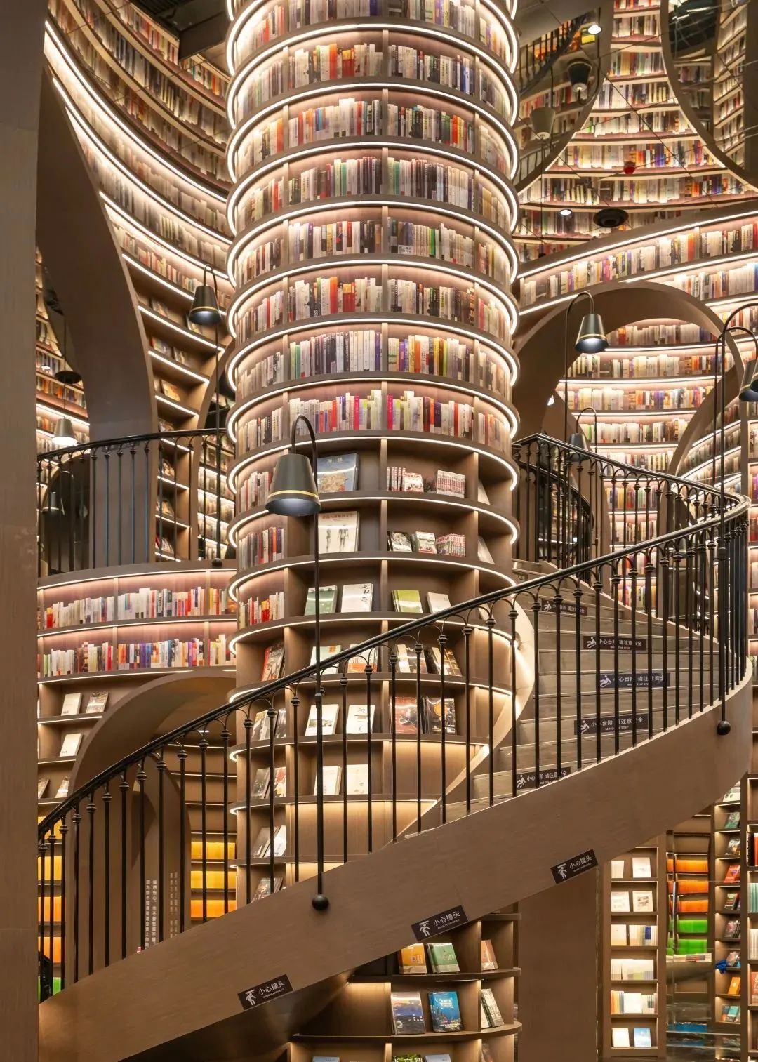 这个图书馆竟然修在"飞机"上?