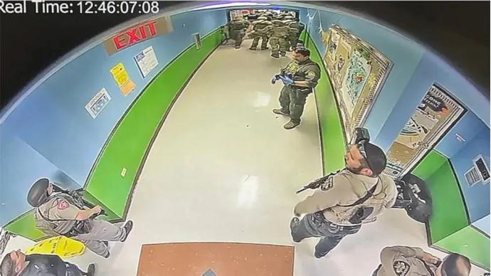 得州校园枪击案监控视频流出：枪手屠杀时，警察在等待和逃走