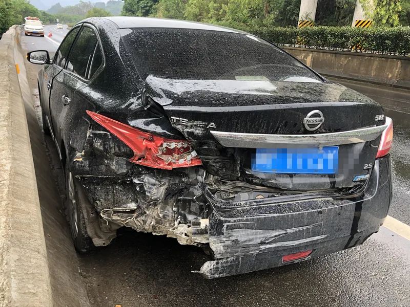 驚險瞬間雨中急剎車車輛失控掉頭180度