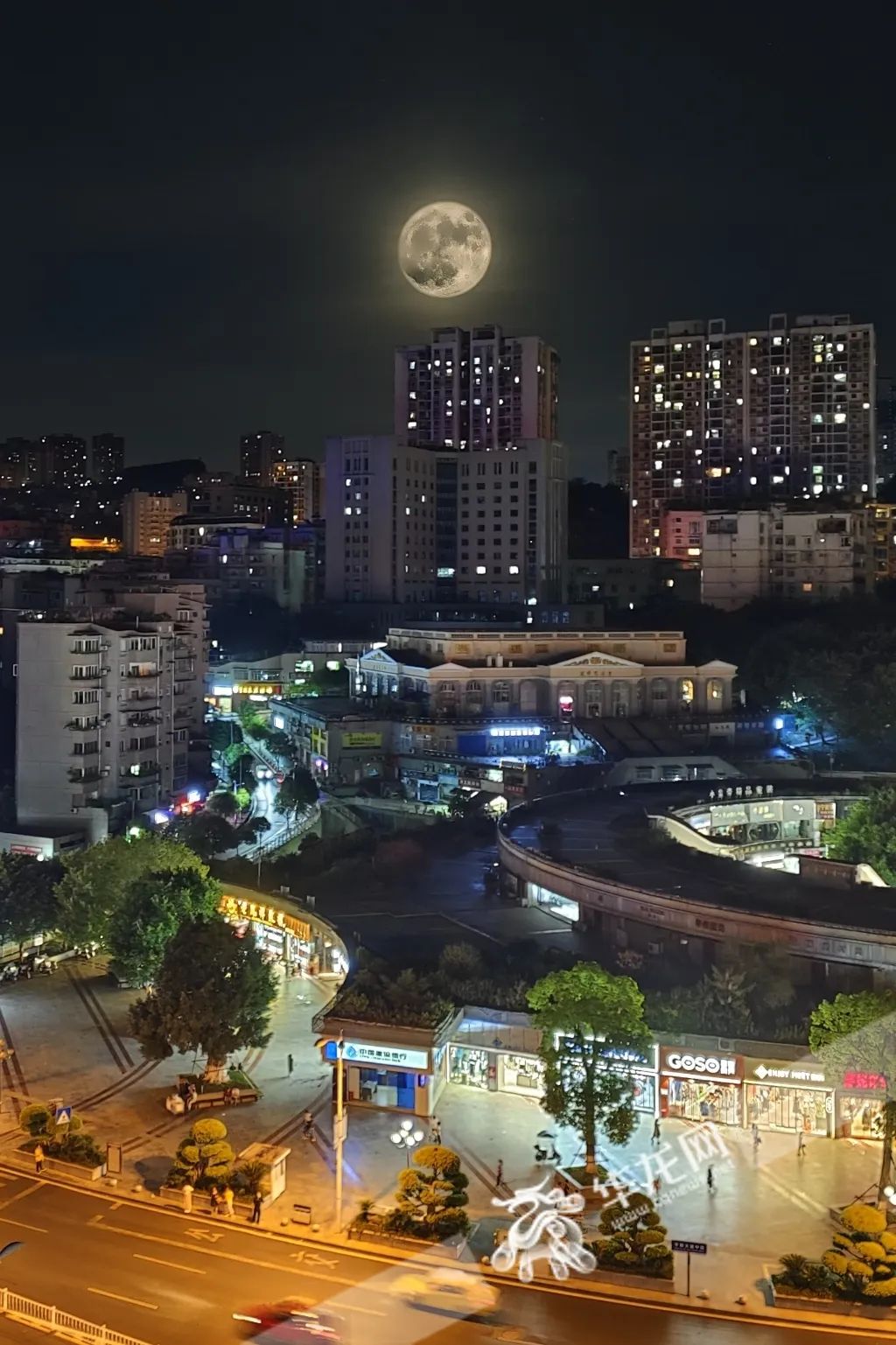 错过等明年来看山城夜景与超级月亮的美丽邂逅