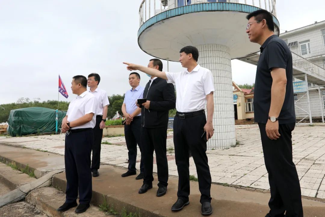 地委委员,地委秘书长,统战部部长李金龙参加调研.