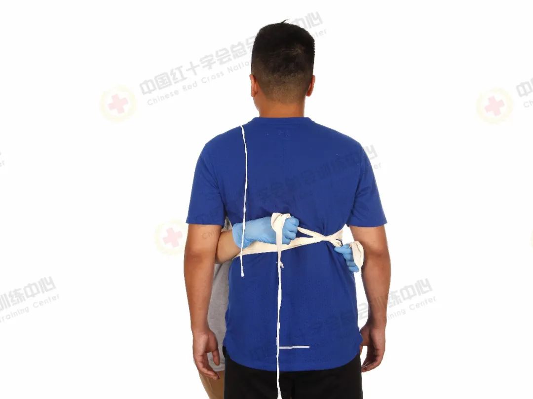 救在身边|现场包扎技术之三角巾单侧胸部包扎