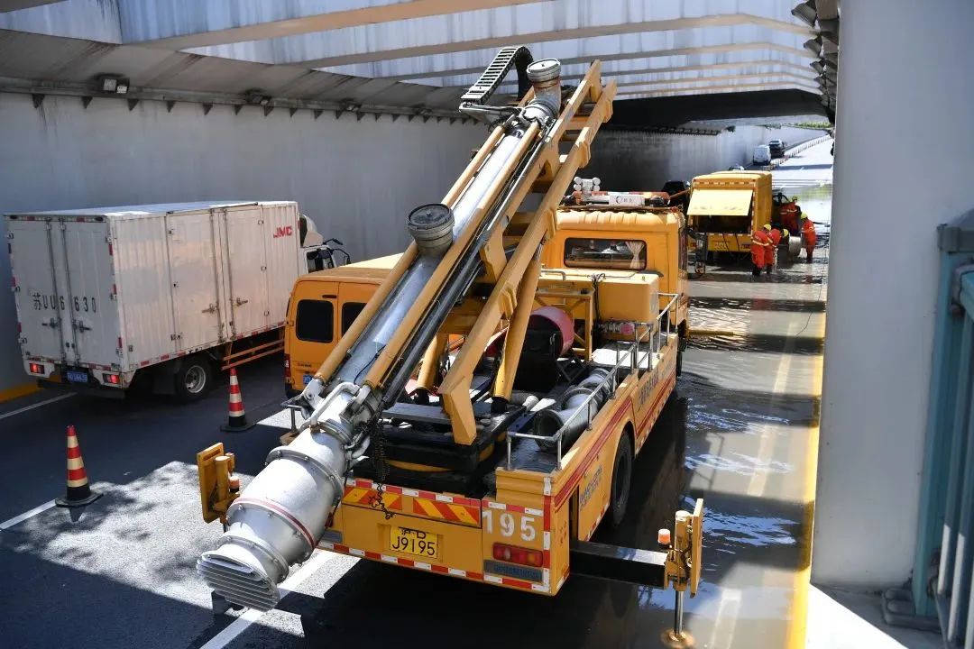 闵行华翔路下立交积水接近20厘米龙吸水出现