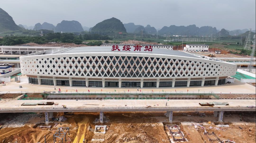 南崇铁路各站房独具地方文化特色,崇左南站建设融入花山壁画元素,扶绥