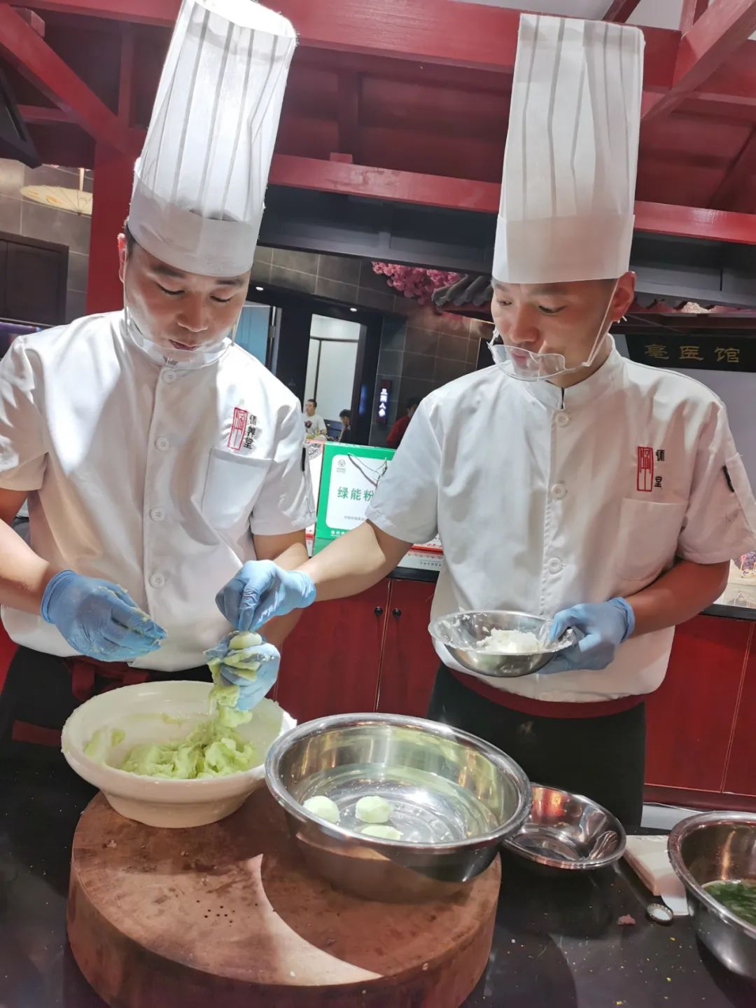 怀养堂药膳制作师正在制作药膳