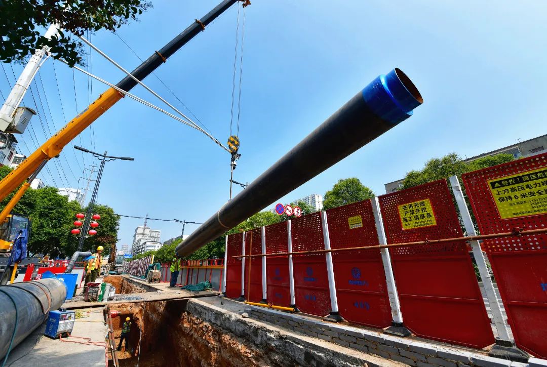 洛阳热力有限公司施工人员正紧锣密鼓地对热力主管道进行吊装焊接施工