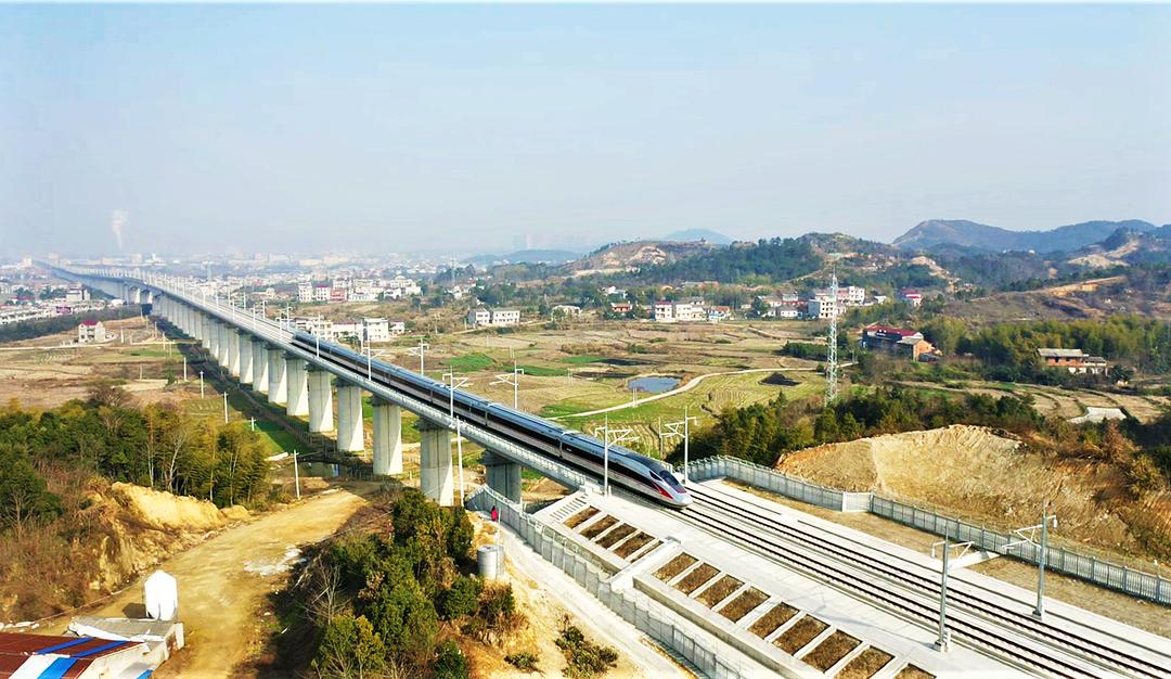 296公里,该铁路是全国首条跨海高铁中铁四局八分公司新建南(宁)至崇