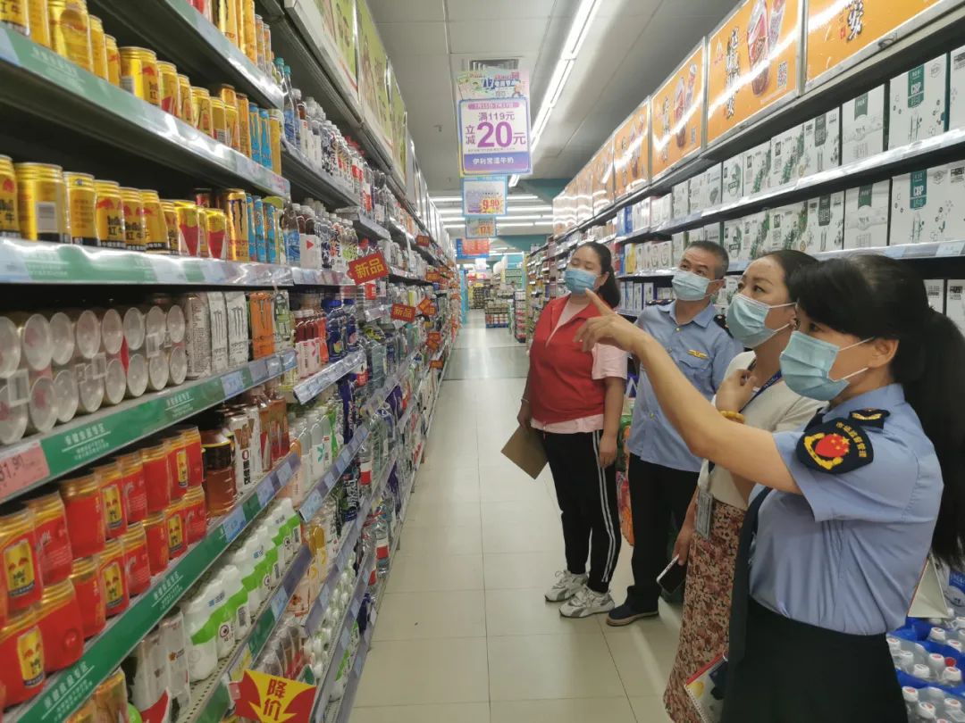 咸陽市秦都區市場監管局對大型超市特殊食品冷鏈乳製品開展風險隱患大