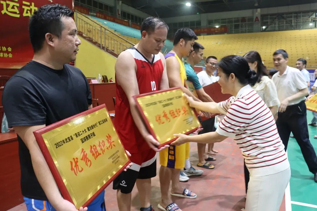 廣西仙城投資集團第三名:武宣縣教育體育局第四名:武宣縣仙城中學乒乓