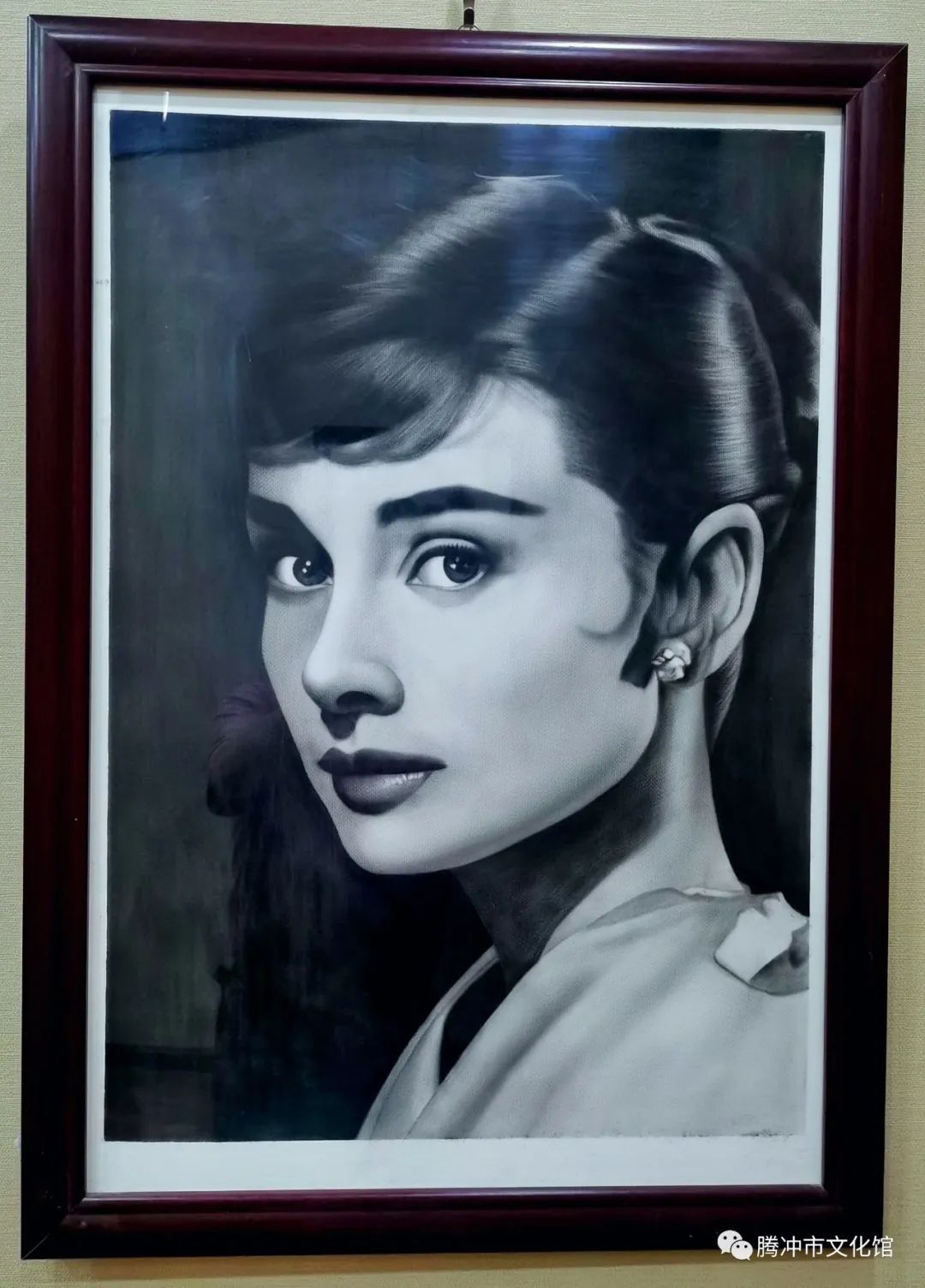 杨余荣炭精画艺术作品展在腾冲开展