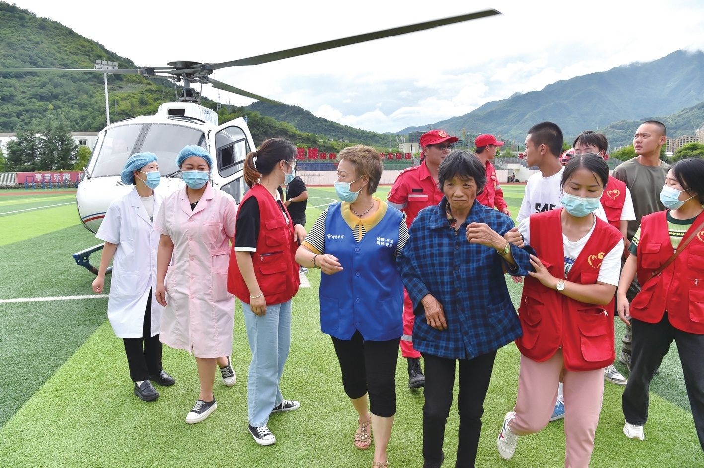 搭载着平武木座藏族乡和平村受灾群众的救援直升机缓缓降落在平武中学