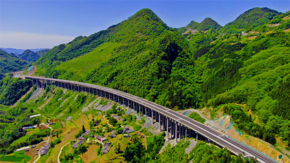 一天之内昭通两条高速正式通车