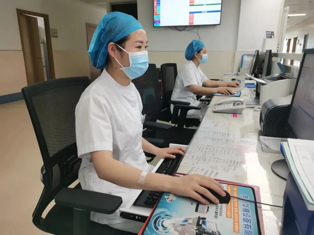 一女子在医院大厅睡着护士发现不对劲