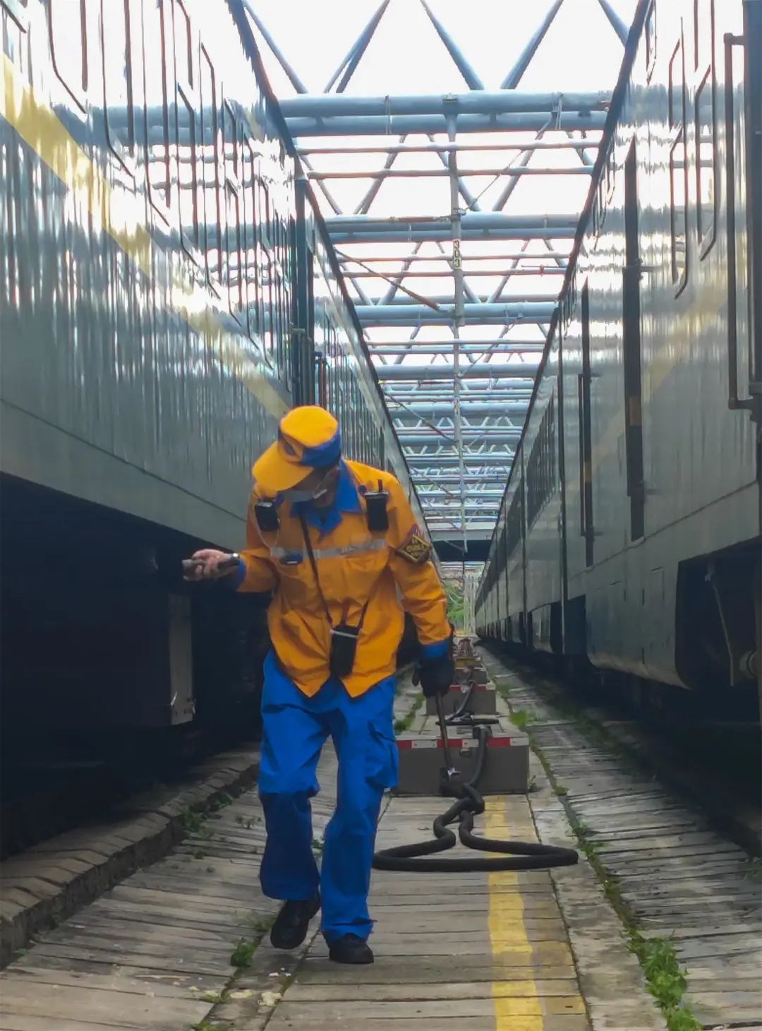 探车底……检车锤敲遍车辆下部每一处安全重点设备下次当你在昆明站