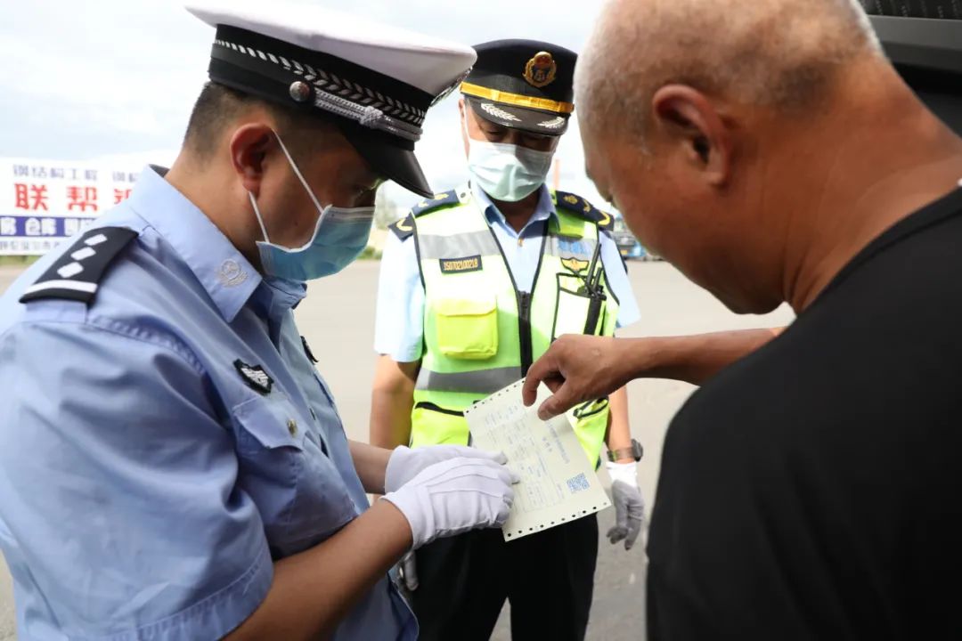 夏季治安打击整治百日行动交警路政联合执法重拳整治货车超限超载