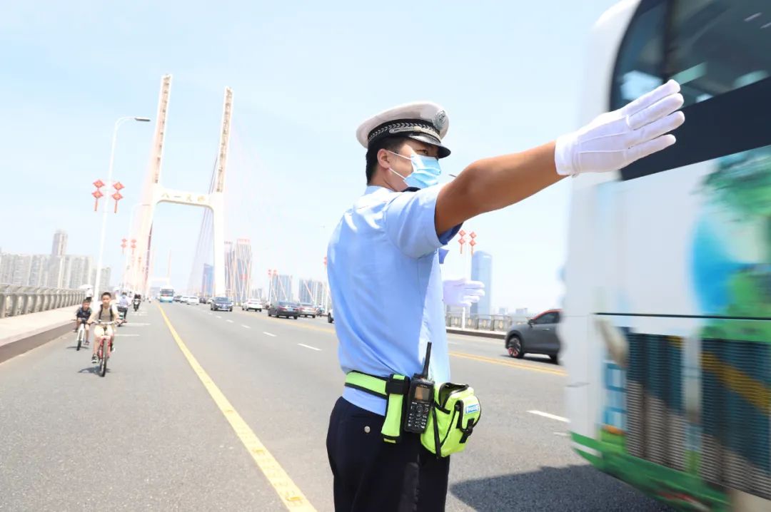 聚交一线东湖交警战高温迎烤验全力保畅通