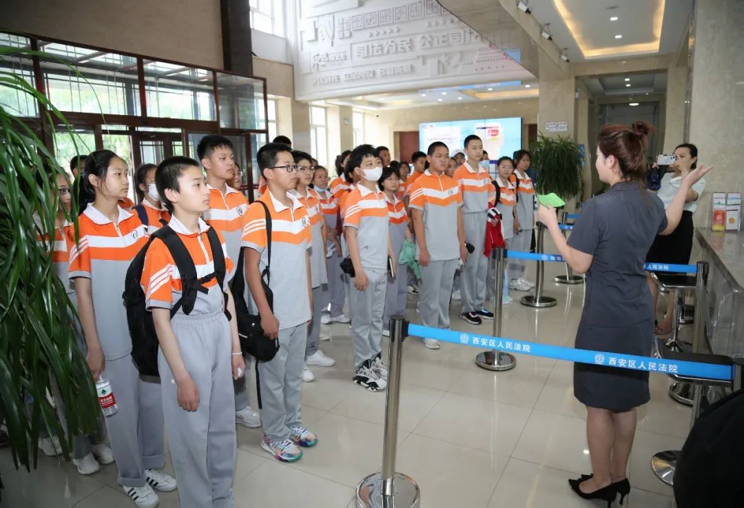 7月14日,西安区人民法院邀请牡丹江市实验中学初一初二年级学生代表40