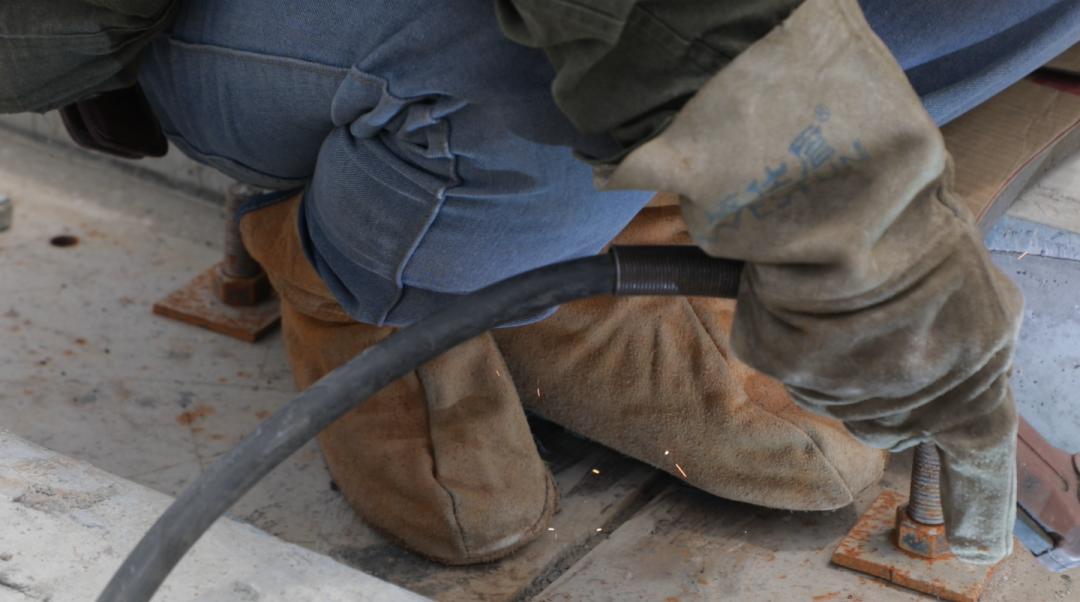 建筑工人他们冲刺在建设期的最后一个月在万邦船舶重工(舟山)有限公司