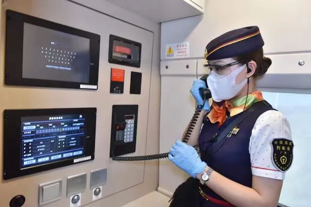 在列车开出前,列车长需通过对讲机与车站确认站台上本车次旅客均已乘