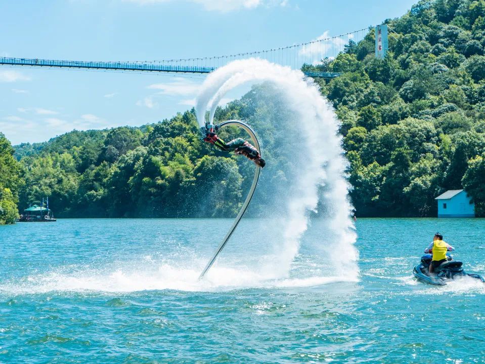 石燕湖被誉为"人间瑶池",层峦叠翠,茂林修竹,水声淙淙,别有洞天.