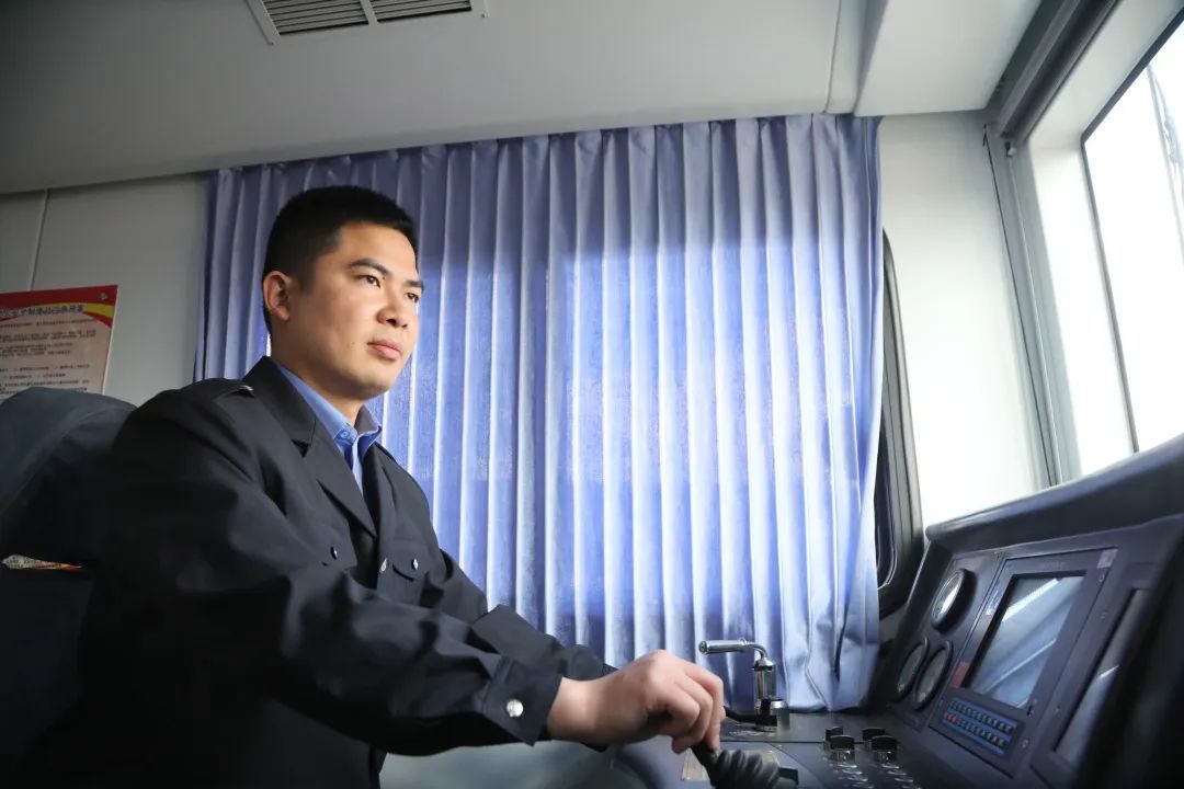 形象地称为"移动作业平台"接触网作业车司机驾驶作业车运送接触网工及