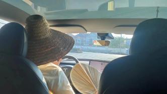 酷暑难耐，车内打伞戴草帽，全景天窗是高大上还是找罪受？
