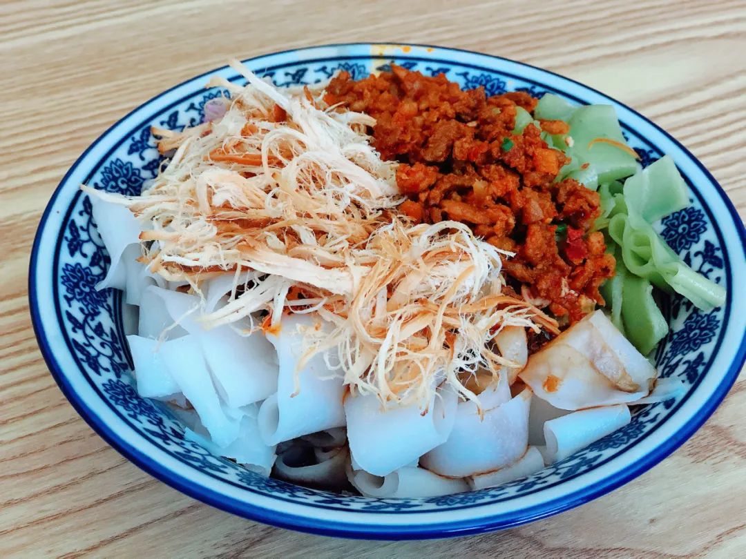 吃在巍山卷粉酸酸辣辣好滋味