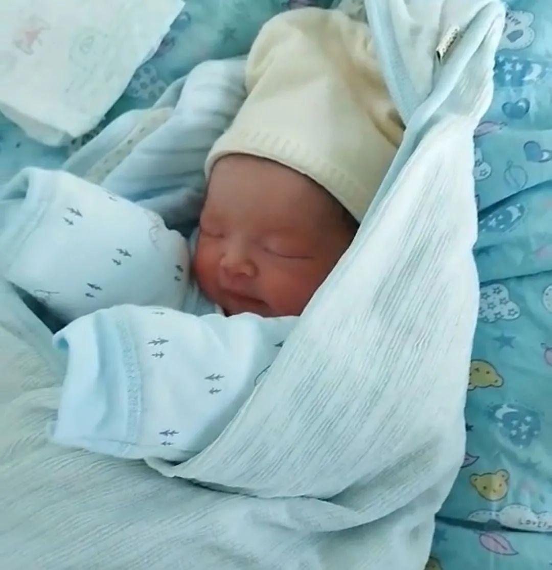 什么是手术无影灯剖宫产手术丨从无影灯上偷看自己被开刀_https://www.jmylbn.com_新闻资讯_第4张