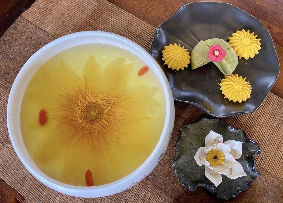 今天1600直播带你体验古猗园的荷花时令美食