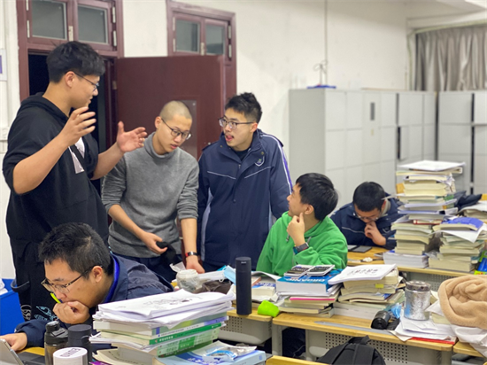 载誉归来学军中学这个高三男生斩获国际化学奥赛世界冠军学霸与你分享