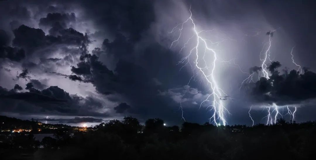 雷雨天打手机会被雷劈?当心!这样做容易被雷击!