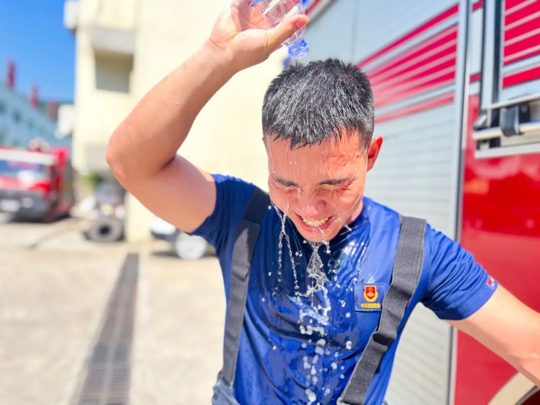高温下的消防员不惧烤验