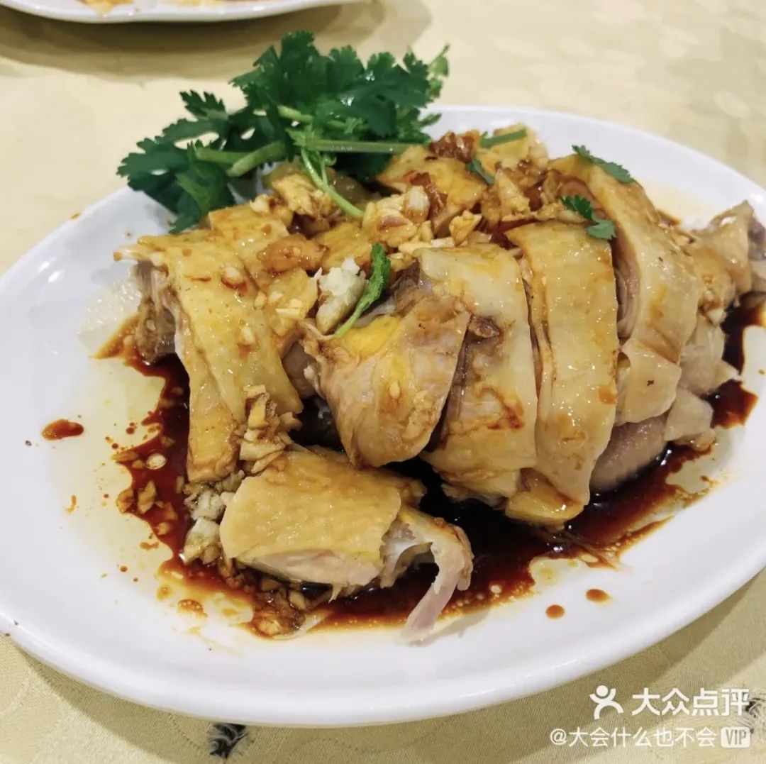 白切鸡流传到新加坡以后,诞生了海南鸡饭,做法和调料都略有变动,但是