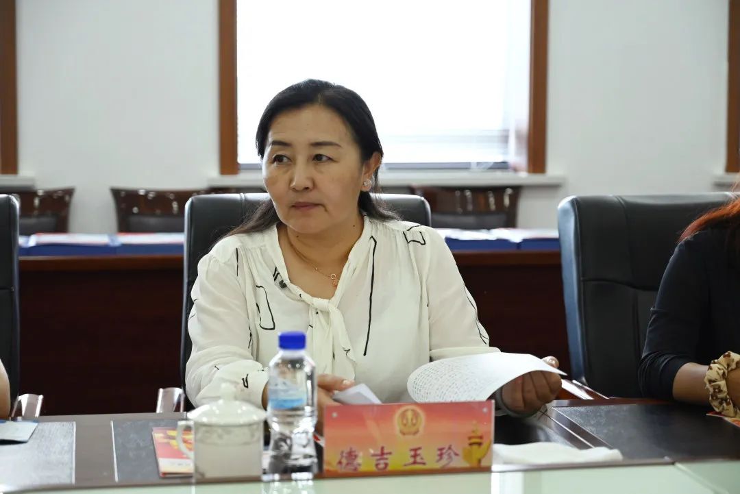 随后,德吉玉珍副院长一行深入宁安法院,在讲解员的
