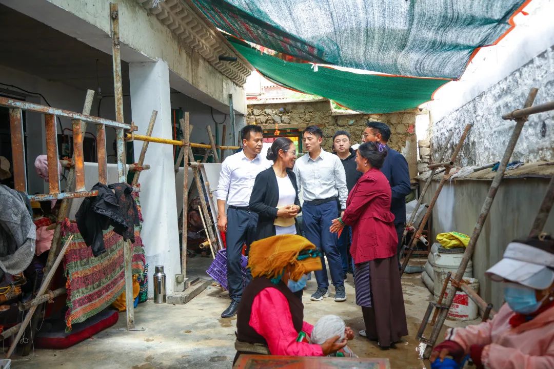 竹梦助学"助学班暨"民生银行爱心图书室"揭牌仪式在拉萨尼木县中学